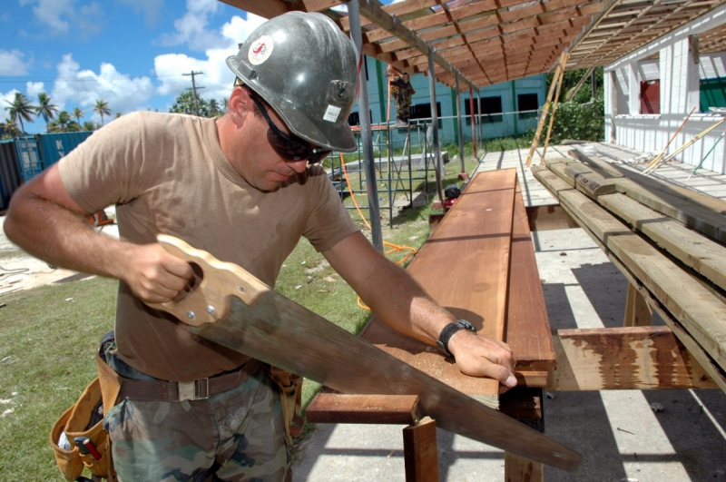 ebeniste-LUCERAM-min_worker_construction_building_carpenter_male_job_build_helmet-893290